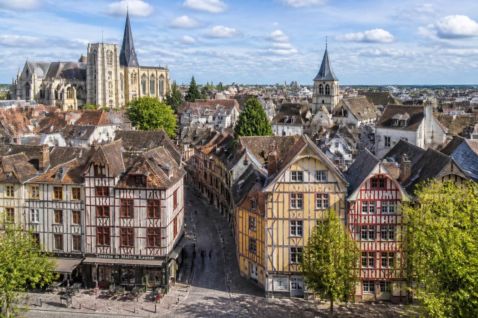découvrez les quartiers incontournables de troyes pour réussir votre investissement immobilier et trouver le logement idéal.
