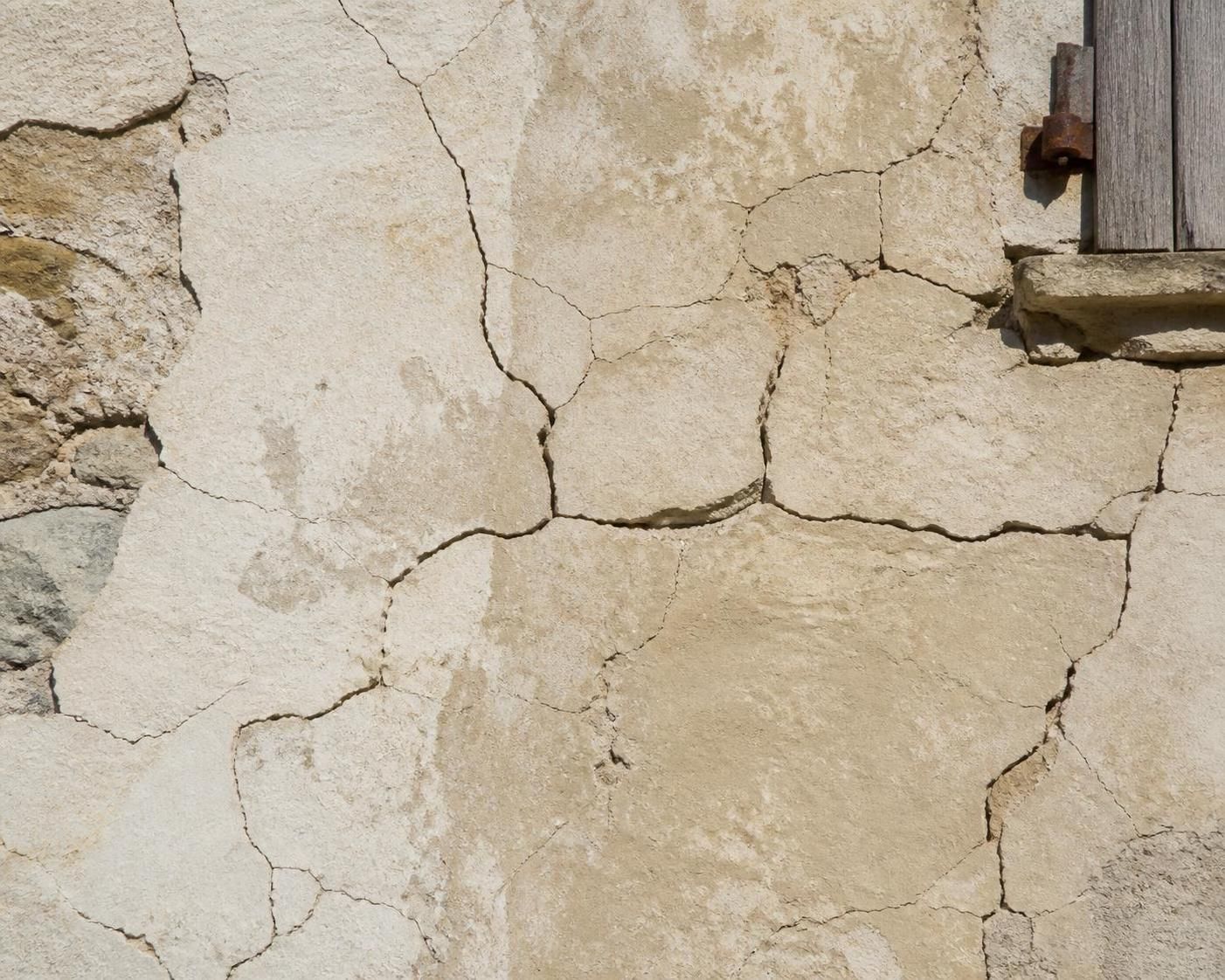 découvrez les risques liés aux fissures sur un pan de mur et comment évaluer la solidité de votre maison pour assurer votre sécurité et préserver votre patrimoine.