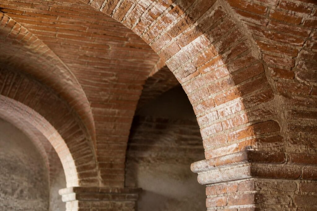 découvrez le charme ancien des voutains en briques, idéaux pour structurer vos voûtes robustes avec élégance et durabilité.
