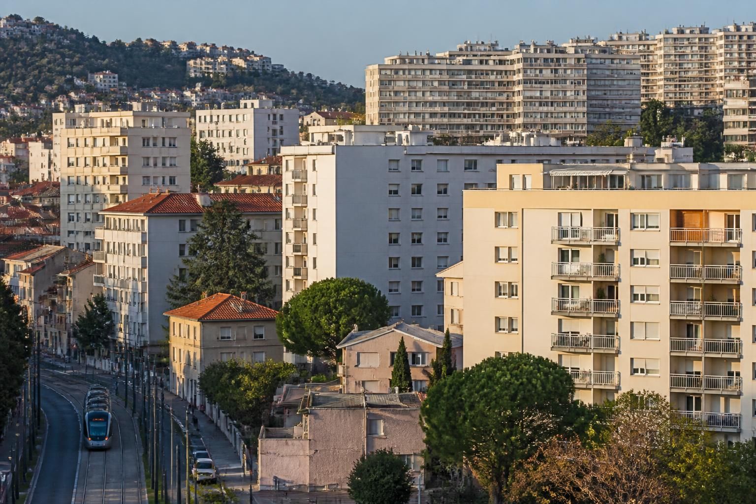 découvrez les solutions envisagées pour faire face à la pénurie grandissante de logements sociaux à nice et améliorer l'accès au logement pour tous.