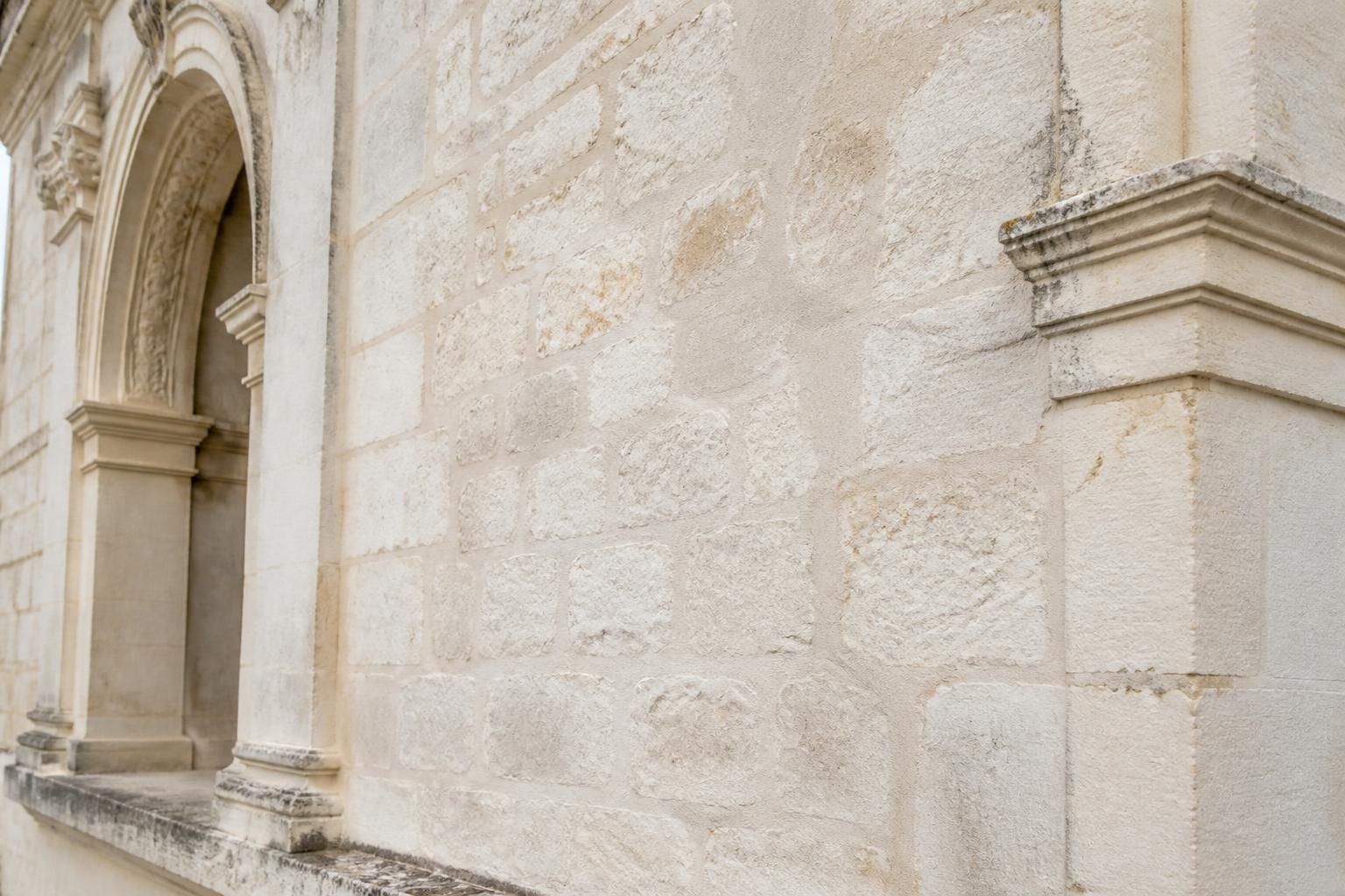 découvrez comment choisir le mortier de réparation idéal pour restaurer efficacement votre façade en pierre calcaire et préserver son authenticité.