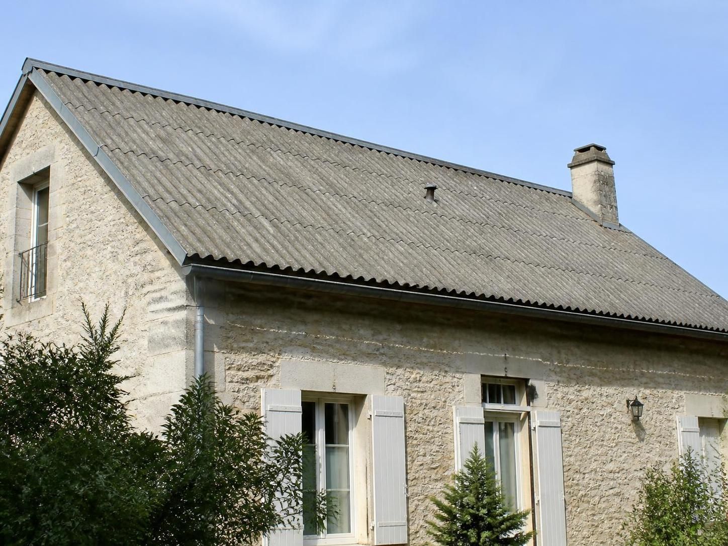 découvrez les risques pour la santé liés à la toiture en fibrociment et apprenez les meilleures méthodes pour les éviter afin de protéger votre habitation et votre bien-être.