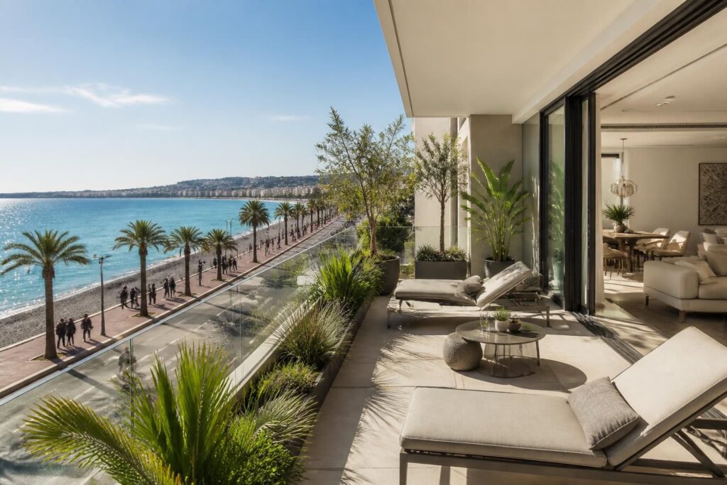 découvrez cet appartement à louer à nice avec une vue imprenable sur la mer, une terrasse privée et un accès direct à la célèbre promenade des anglais pour un séjour inoubliable.