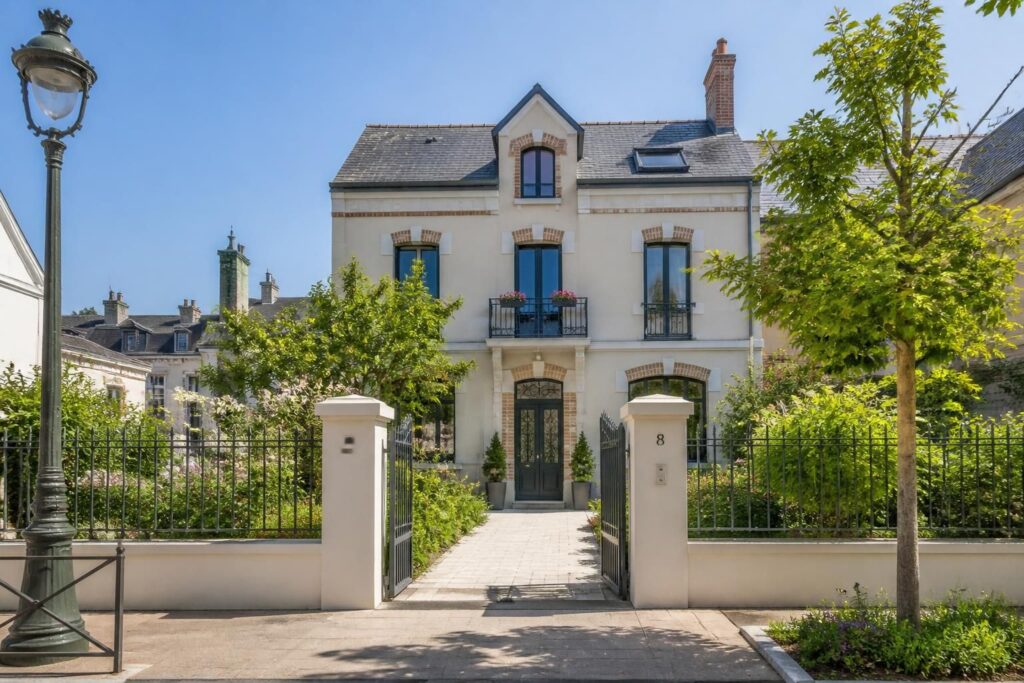 découvrez nos locations de maisons à orléans, 3 à 4 chambres, situées au cœur du centre-ville et du quartier de la source. confort et proximité garantis pour votre famille.
